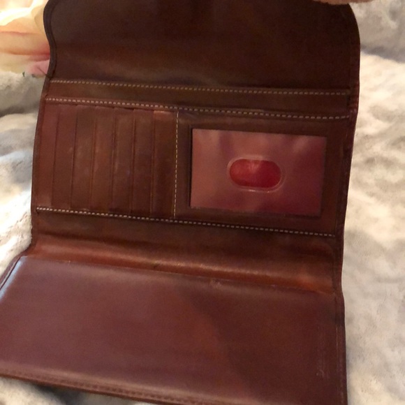 Gorgeous brown Dooney & Bourke signature wallet - Picture 2 of 16